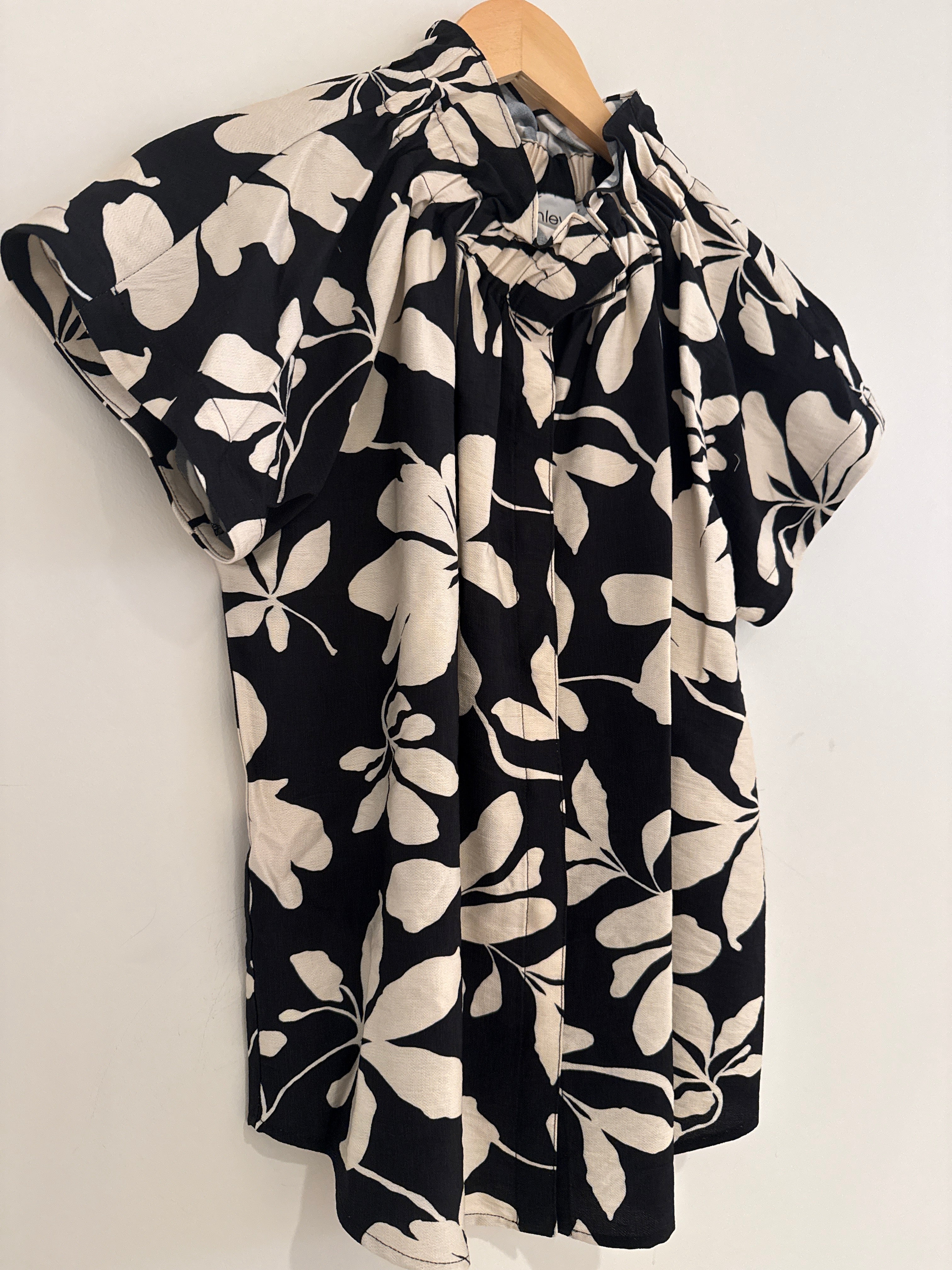 Finley Jenny Top Black And Tan Print