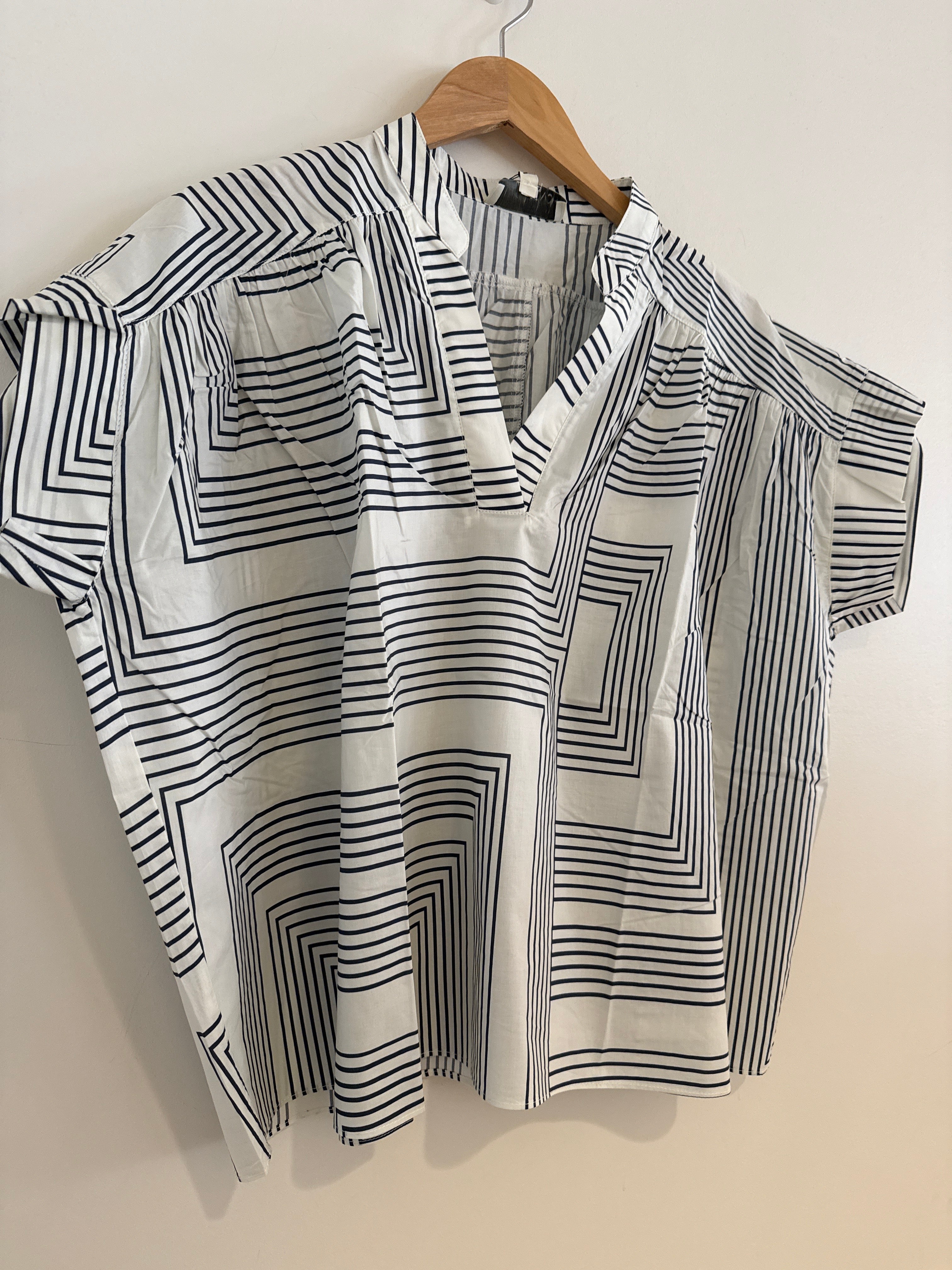 RR Geometric V Neck Top